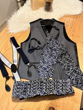 Traje de novio azul marino.