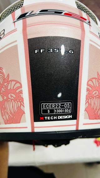 Capacete LS2 com design floral