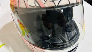 Capacete LS2 com design floral