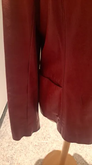 Americana de cuero roja