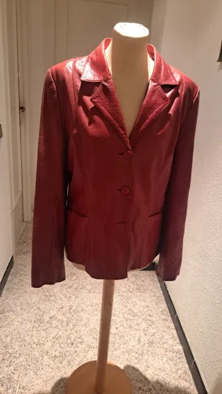 Americana de cuero roja