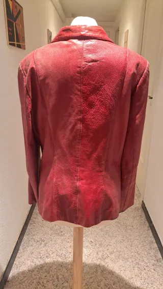 Americana de cuero roja