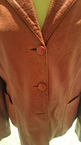 Americana de cuero roja