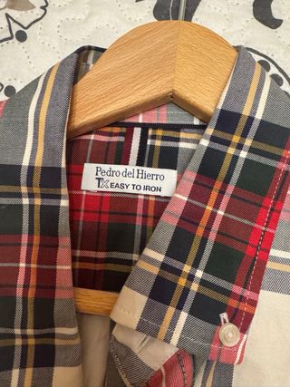 Camisa de cuadros beige y roja