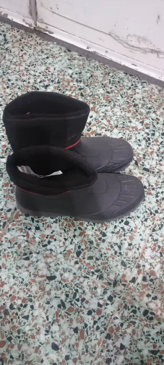 Botas de nieve negras y rojas