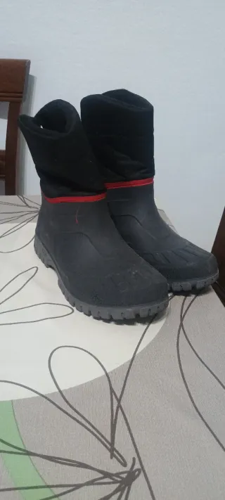 Botas de nieve negras y rojas