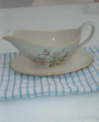 Salsiera in porcellana con rose