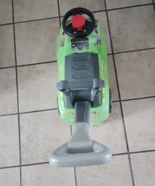 Coche infantil a pedales verde