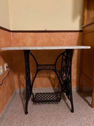 Mesa Singer Mármol y Metal