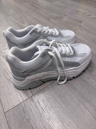 Bambas Buffalo plateadas y blancas