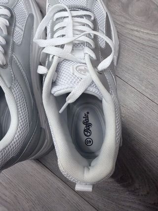 Bambas Buffalo plateadas y blancas