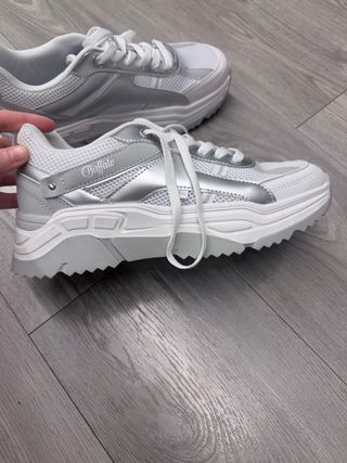 Bambas Buffalo plateadas y blancas