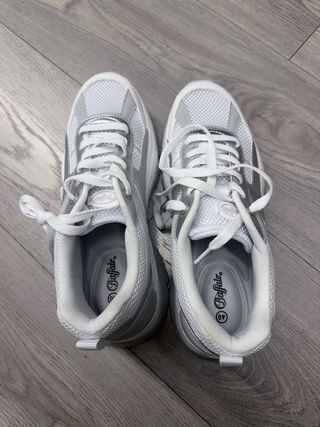 Bambas Buffalo plateadas y blancas