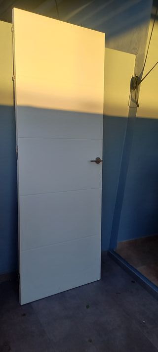 Puerta lacada en blanco con marcos
