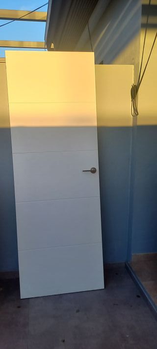 Puerta lacada en blanco con marcos