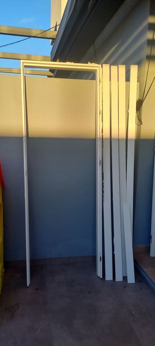 Puerta lacada en blanco con marcos