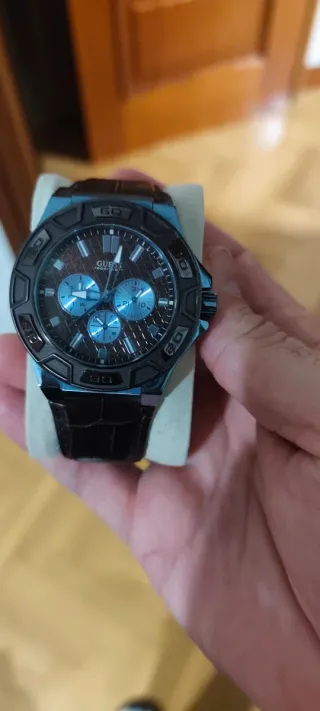 Reloj Guess color vino y Azul