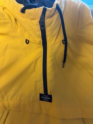 Chaqueta Canguro Impermeable Pull&Bear Amarilla