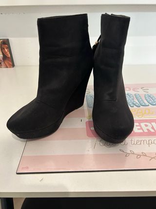 Botines de ante negros con cuña