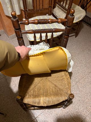 5 sillas y 1 sillon de enea torneadas con mesa