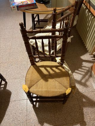5 sillas y 1 sillon de enea torneadas con mesa
