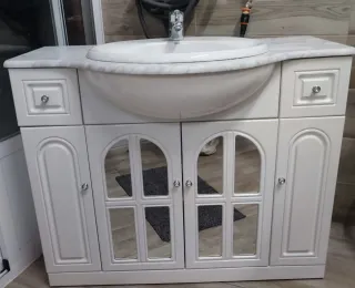 Mueble de baño blanco y mármol