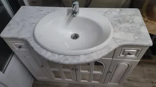 Mueble de baño blanco y mármol