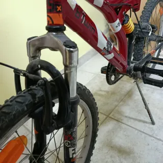 Bicicleta infantil roja y blanca