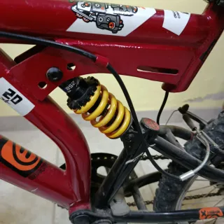 Bicicleta infantil roja y blanca