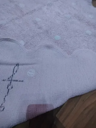 Alfombra infantil rosa con borde ondulado