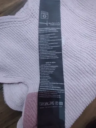 Alfombra infantil rosa con borde ondulado