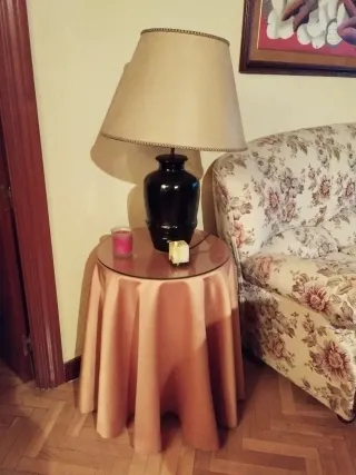 URGE VENTA!!!! Mesa auxiliar redonda con lámpara