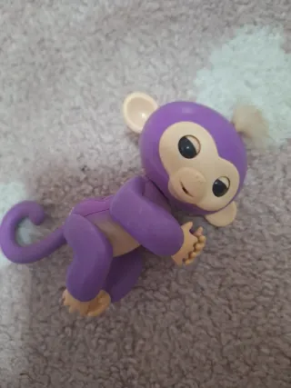 Mono morado de juguete