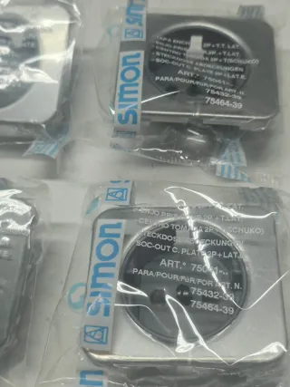 Simon 75 Tapa Enchufe 2P+T.T. LAT
