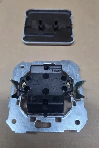 Simon 75 Tapa Enchufe 2P+T.T. LAT