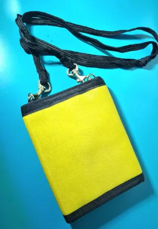 Cartera Invicta Amarilla y Negra