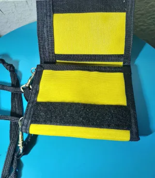 Cartera Invicta Amarilla y Negra