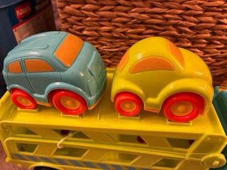 Camión de juguete con 2 coches. El Corte Inglés