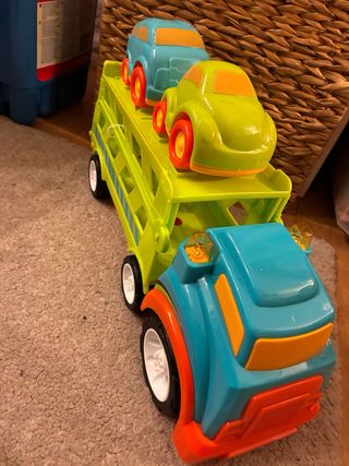 Camión de juguete con 2 coches. El Corte Inglés