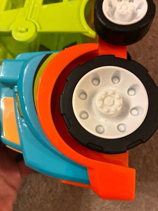 Camión de juguete con 2 coches. El Corte Inglés