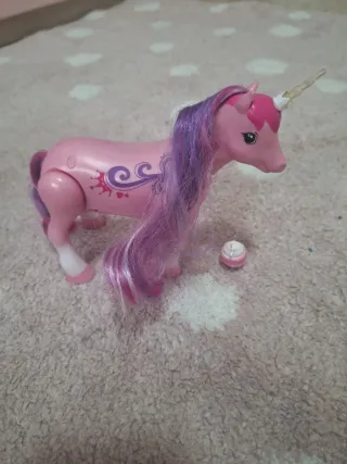 Unicornio rosa con crin morada