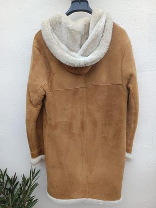 Trenca de piel vuelta canela y marfil con capucha