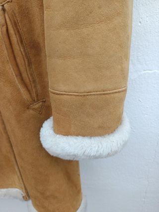 Trenca de piel vuelta canela y marfil con capucha