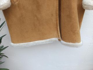 Trenca de piel vuelta canela y marfil con capucha