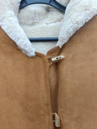 Trenca de piel vuelta canela y marfil con capucha