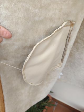 Trenca de piel vuelta canela y marfil con capucha