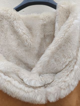 Trenca de piel vuelta canela y marfil con capucha