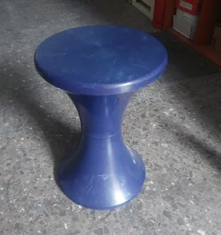 Taburete azul de plástico vintage