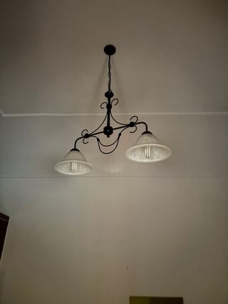 Lámpara colgante dorada y transparente