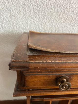 Mesa auxiliar antigua estilo lira con tapa cuero